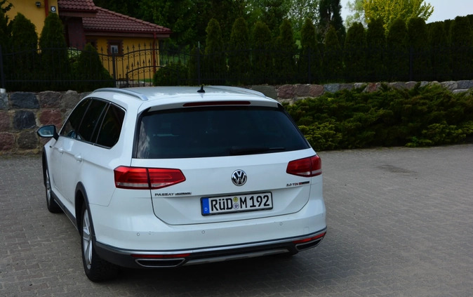 Volkswagen Passat cena 59900 przebieg: 221000, rok produkcji 2016 z Łobez małe 596